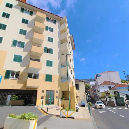 Apartment Grey In City Center With Sea View *